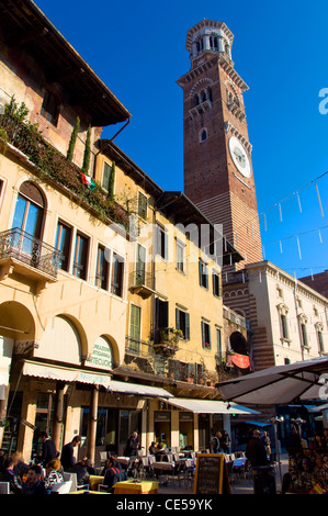 Cafés, Piazza delle Erbe, Vérone, Italie Banque D'Images