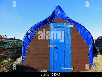 Cabane de pêcheur faits de vieux bateau tournée vers l'Île Sainte, North East England UK Banque D'Images