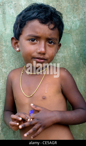 Portrait d'une jeune fille de Sri-Lankais littlel petit village dans la forêt de Sinharaja. Banque D'Images