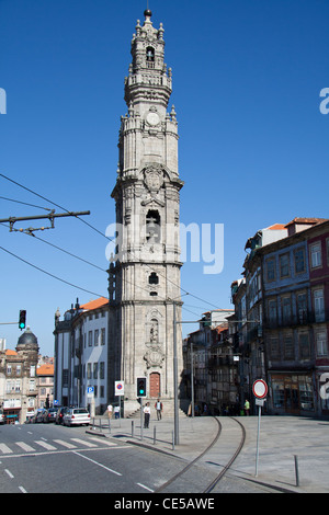 Tour de l'église des clercs et des voies de tram électrique Banque D'Images