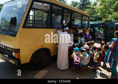 Petite école maternelle les enfants qui entrent à l'école en bus Banque D'Images