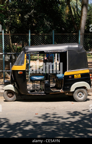 Kerala auto rickshaw (Tuk Tuk ) (Auto) taxi garé dans le bas-côté de la route Banque D'Images