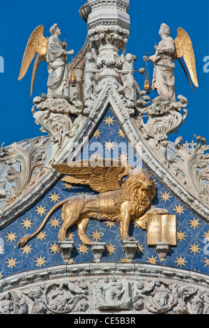 L'Italie, Venise, le lion ailé de Saint Marc sur la Basilique Saint Marc - symbole de saint Marc, saint patron de Venise Banque D'Images