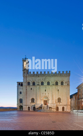 L'Europe, l'Italie, l'Ombrie, Gubbio, Palazzo dei Consoli (Mairie) au crépuscule Banque D'Images