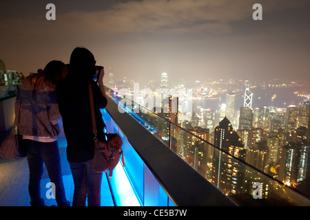 Les femmes qui prenaient des photos de la terrasse sky sur le pic de Hong Kong Hong Kong Chine Asie Banque D'Images