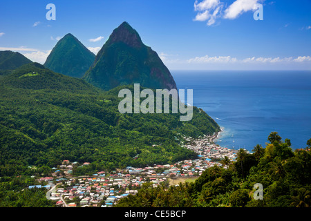 Les Pitons surplombant la ville de Soufrière à Saintelucie, West Indies Banque D'Images