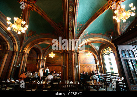 L'Europe, Roumanie, Bucarest, la vue de l'intérieur de la bière célèbre chambre Caru cu Bere Banque D'Images