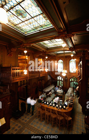 L'Europe, Roumanie, Bucarest, la vue de l'intérieur de la bière célèbre chambre Caru cu Bere Banque D'Images