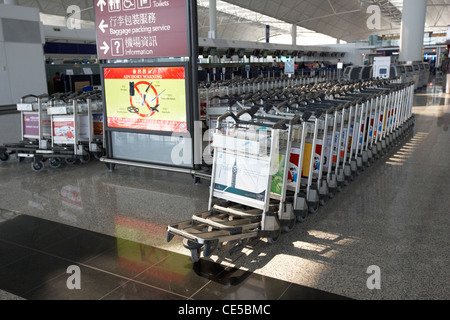 Rangée de chariots de l'aéroport à l'aéroport international de Hong Kong Chek Lap Kok de Hong Kong Chine Asie Banque D'Images