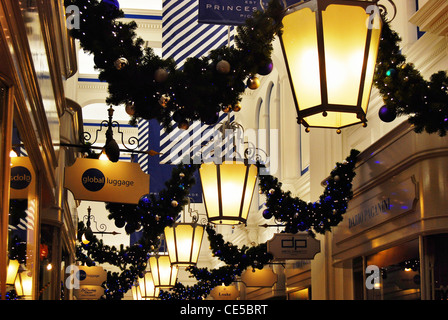 Lanternes et Art Déco décorations de Noël dans les Princes Arcade très haut près de Piccadilly, Londres, Angleterre. Banque D'Images