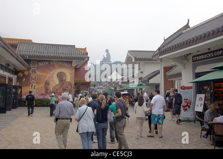 Village de Ngong Ping en direction de Tian Tan statue du grand Bouddha dans la brume de la pollution de l'air le smog de Hong Kong Hong Kong Chine Asie Banque D'Images