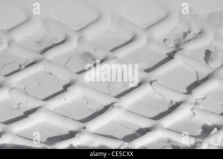 Les traces de pneus motif s'imprime dans la neige Banque D'Images