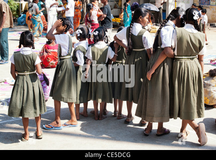 Ligne de l'école indienne des filles. Puttaparthi, Andhra Pradesh, Inde Banque D'Images