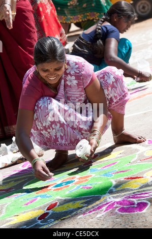 L'Inde women making Rangoli dessins festival dans un village indien de la concurrence. Puttaparthi, Andhra Pradesh, Inde Banque D'Images