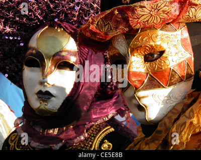 Carnaval haut en couleurs deux masques à Venise Banque D'Images