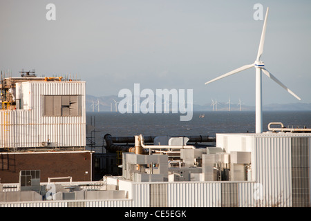 L'usine de Kodak, Workington Cumbria avec une éolienne contribue à alimenter l'usine, avec l'éolien offshore Robin Rigg Banque D'Images