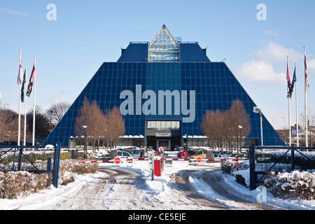 Stockport's Co-operative pyramide dans la neige sur une journée ensoleillée Banque D'Images