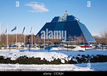 Stockport's Co-operative pyramide dans la neige sur une journée ensoleillée Banque D'Images