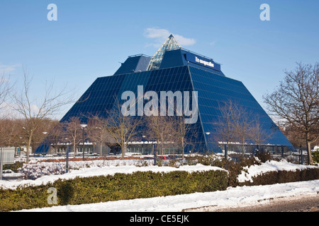 Stockport's Co-operative pyramide dans la neige sur une journée ensoleillée Banque D'Images