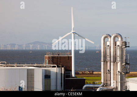 L'usine de Kodak, Workington Cumbria avec une éolienne contribue à alimenter l'usine, avec l'éolien offshore Robin Rigg Banque D'Images