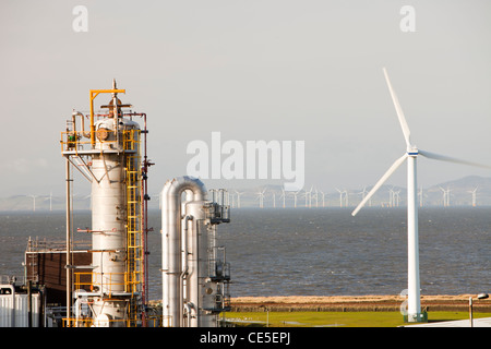 L'usine de Kodak, Workington Cumbria avec une éolienne contribue à alimenter l'usine, avec l'éolien offshore Robin Rigg Banque D'Images