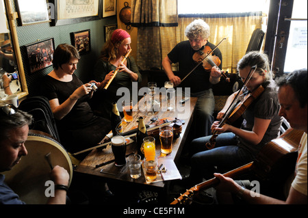 Session à Nancy's Bar à Ardara à Donegal, Irlande Banque D'Images