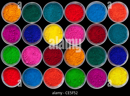 Les Indiens de couleur en poudre dans des bols de métal utilisé pour faire des dessins. rangoli Fond noir Banque D'Images