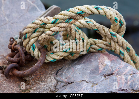 Ancien mouillage cordage lié à un taquet sur le mur du port Banque D'Images