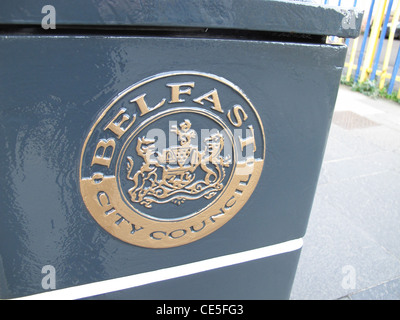 Belfast City Council emblème sur une poubelle publique Banque D'Images