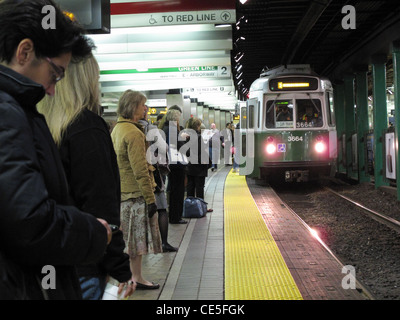 Les usagers en attente d'une ligne verte train dans st park boston Banque D'Images