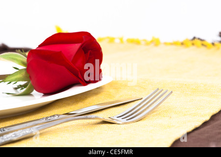 Série Valentine, Red Rose et couverts on white plate Banque D'Images