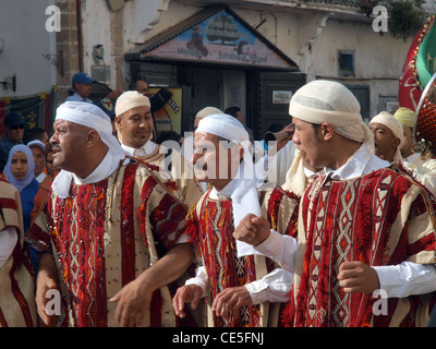 Musiciens Gnaoua dans la parade d'ouverture du Festival d'Essaouira, Maroc Banque D'Images