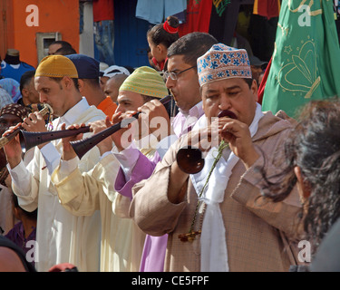 Musiciens Gnaoua dans la parade d'ouverture du Festival d'Essaouira, Maroc Banque D'Images