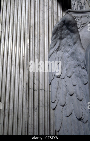 Statue angel à l'intérieur de l'église, Rome, Italie Banque D'Images