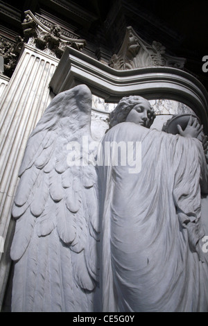 Statue angel à l'intérieur de l'église, Rome, Italie Banque D'Images