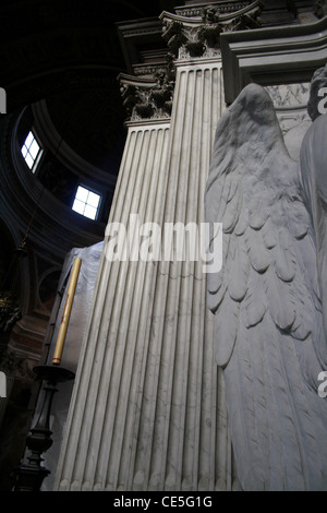 Statue angel à l'intérieur de l'église, Rome, Italie Banque D'Images