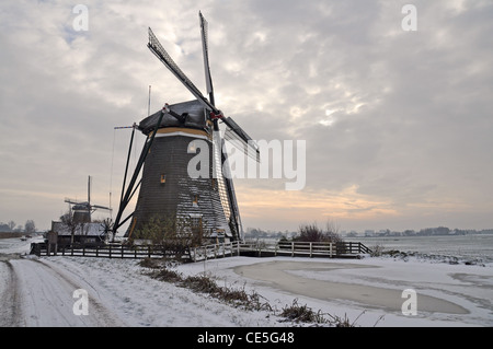 Moulins à vent classique néerlandais dans winterlandscape, Scheveningen, Hollande, Pays-Bas Banque D'Images