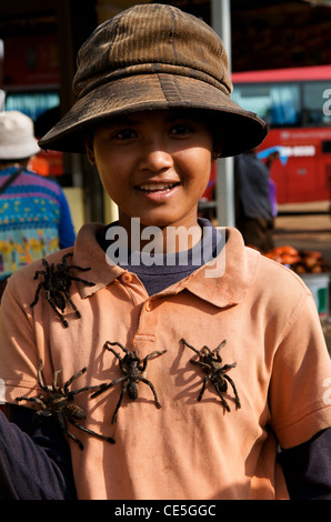 Vivre Khmer girl tarentules sur la chemise, spider frit est une spécialité régionale, au Cambodge Skuon, province de Kampong Cham, au Cambodge. crédit : Kraig Lieb Banque D'Images