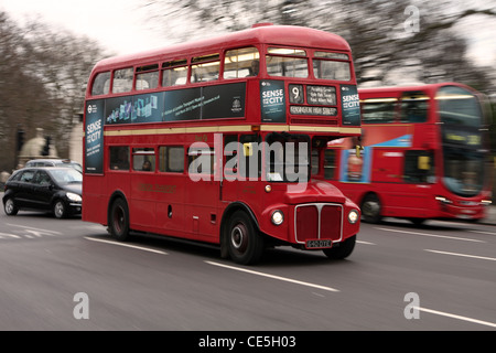 Un vieux bus à impériale routemaster voyageant à Londres Banque D'Images