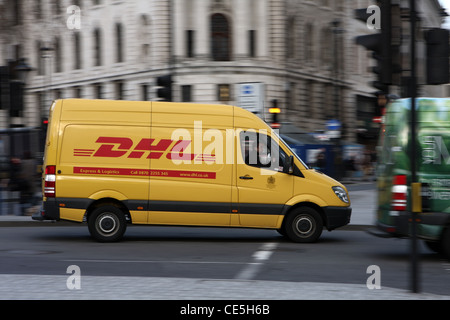 Un van DHL se déplaçant le long d'une route à Londres Banque D'Images