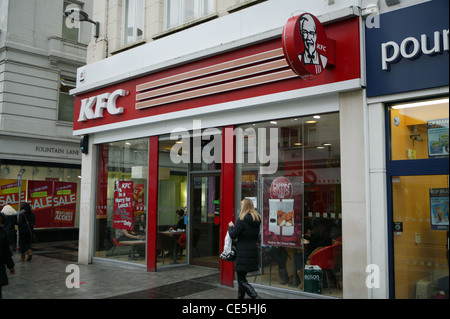 Façade du Kentucky Fried Chicken Restaurant à Belfast, KFC, Restaurant, restauration rapide, le grand 4, le Colonel Sanders. Banque D'Images