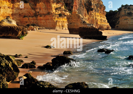 Le Portugal, l'Algarve : plage Praia da Marinha près de Carvoeiro Banque D'Images
