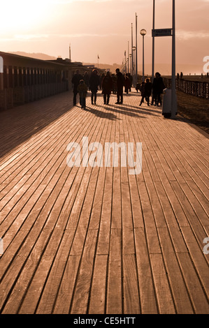 La promenade des planches dans le coucher du soleil - la plage de Deauville (Normandie, France) Banque D'Images