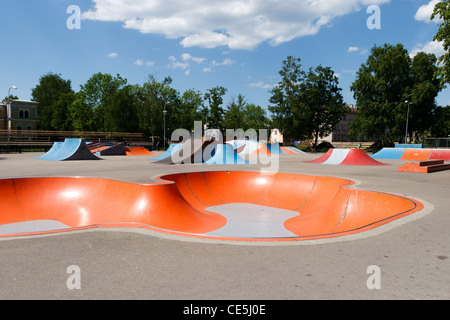 Skatepark vide avec des rampes à sunny day Banque D'Images