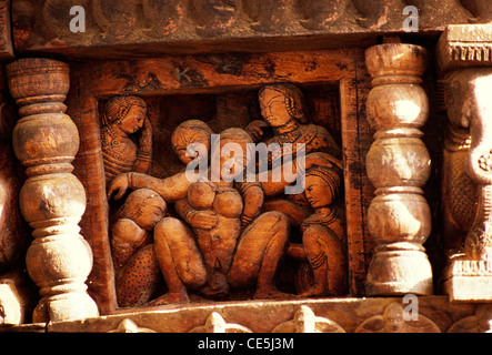 La naissance de l'enfant - 68824 maa sculpture sur bois exposé au musée du folklore à l'université de Mysore, Karnataka inde manasa gangotri Banque D'Images