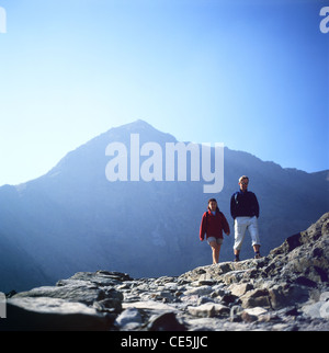 Les marcheurs en ordre décroissant Mont Snowdon sur la voie nord du Pays de Galles UK Pyg Banque D'Images