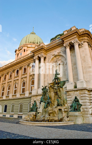 Le roi Matthias Corvinus Fontaine, la Cour du lion du Palais National, Buda, Budapest, Hongrie. Banque D'Images