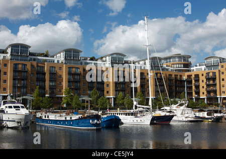 Les yachts et les chalands à St Katharine's Dock, London, England Banque D'Images