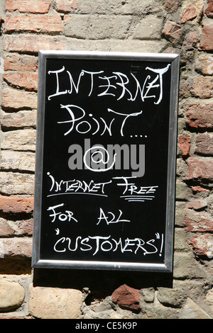 Connexion Wi-Fi gratuite affiche à l'extérieur de cafe bar restaurant en toscane italie Banque D'Images
