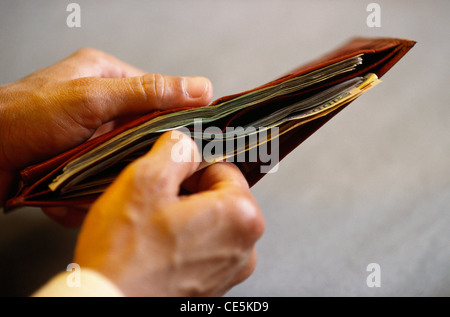 homme comptant de l'argent dans son portefeuille Banque D'Images